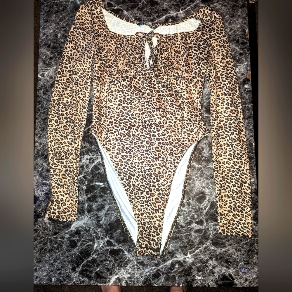 SHEIN Leopard Long Sleeve Keyhole Soft Bodysuit XS